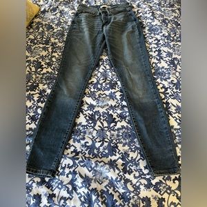 Levi’s mid rise signature totally shaping skinny, Jean 27 inch waist 30 inseam.